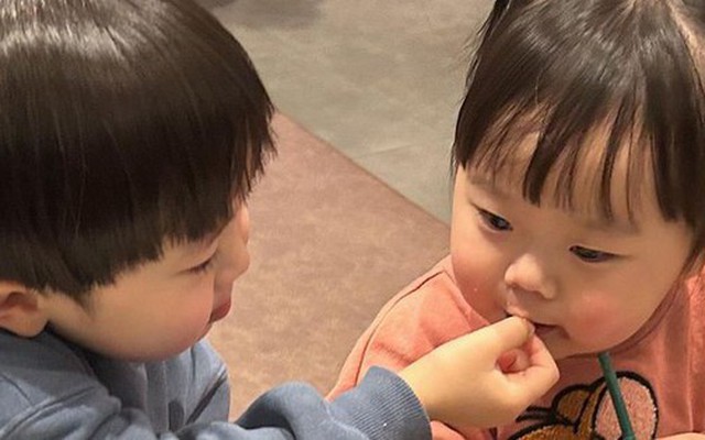 Khi nhà có thêm em nhỏ, người lớn tuyệt đối tránh nói với con lớn 7 câu "đại kỵ" này