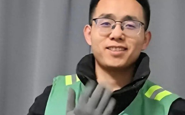 “Không đỉnh cao nào là vĩnh cửu”: Cựu lập trình viên Huawei thất nghiệp làm công nhân vệ sinh – Nghề nghiệp nào cũng đáng được tôn trọng, hãy mạnh mẽ sống!