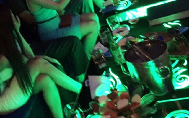 Chủ quán karaoke ép nhân viên nữ chiều khách, nếu không sẽ 'ăn đòn'
