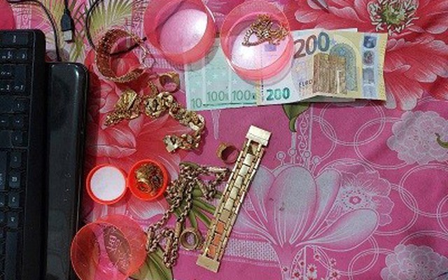 Giấu vàng 6 lượng vàng rồi diễn kịch bị cướp trước mặt vợ