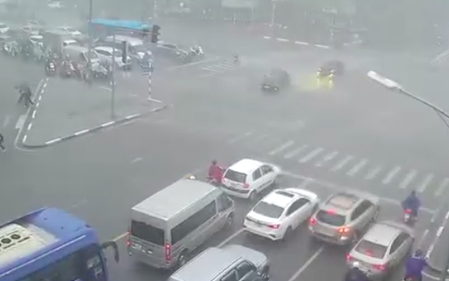 Hà Nội mưa to, cảnh báo ngập lụt nhiều quận