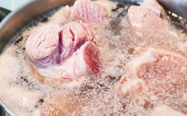 Nên chần xương bằng nước sôi hay nước lạnh?