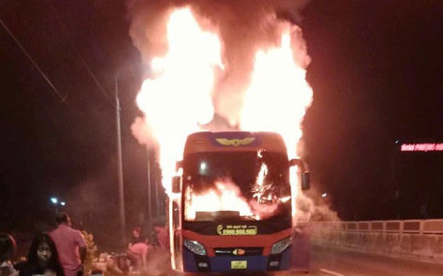 Xe khách chở 30 người bốc cháy trên quốc lộ 1 qua Khánh Hòa
