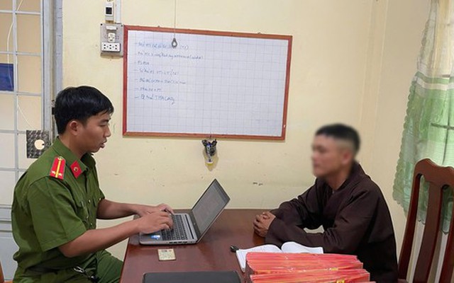 Giả nhà sư đi bán nhang, gọi từ thiện