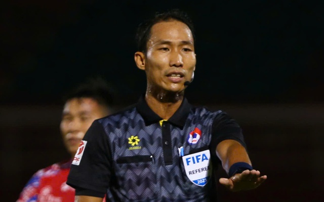 Trở lại sau lùm xùm, trọng tài FIFA lại bị HLV V.League chê tơi tả: "Tôi không thể hài lòng nổi"