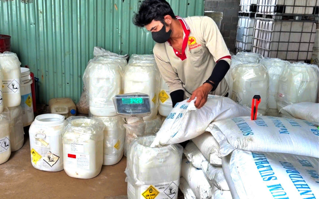 Đột kích xưởng phân bón lậu ở Đồng Nai, đóng gói bằng nguyên liệu Trung Quốc