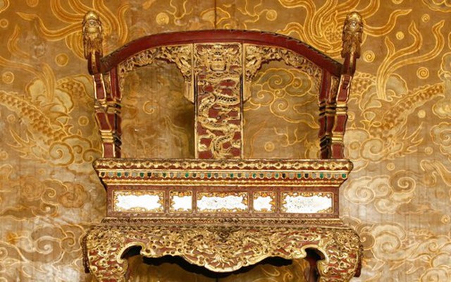 Trước khi bị bẻ gãy, ngai vua triều Nguyễn là ngai vàng duy nhất được bảo tồn nguyên vẹn ở Việt Nam