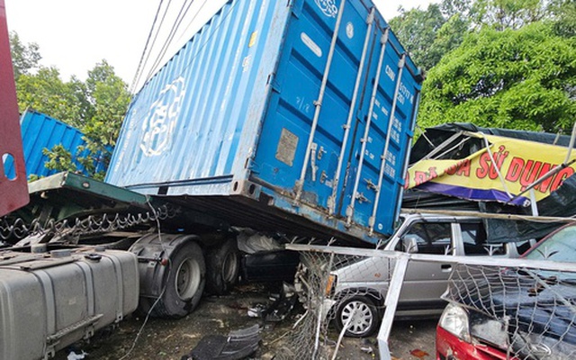 Hiện trường xe container và xe ben tông nhau trên đường Mỹ Phước- Tân Vạn ở Bình Dương