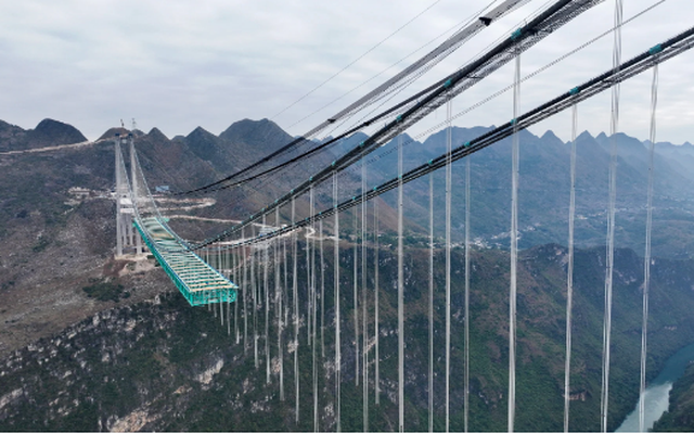 Lớn nhất, rộng nhất, cao nhất: Trung Quốc khiến thế giới giật mình vì xây thần tốc hàng loạt công trình khổng lồ ‘lơ lửng trên mây’, cứ hoàn thành là lập kỷ lục khó xô đổ