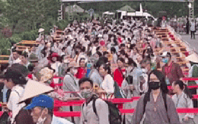 Cảnh tượng lạ ở Yên Tử: Hàng ngàn người dân, phật tử lặp đi lặp lại một hành động khiến người xem "nhức nhức cái đầu"