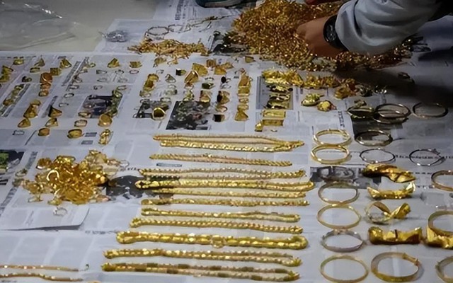 Tịch thu 14 kg vàng trị giá hơn 10 tỷ đồng đặt cạnh thùng rác sân bay