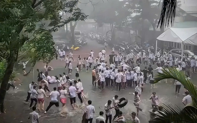 Muốn quay về quá khứ quá: Khung cảnh sân trường dưới cơn mưa lớn, thanh xuân đẹp nhất là lúc này!