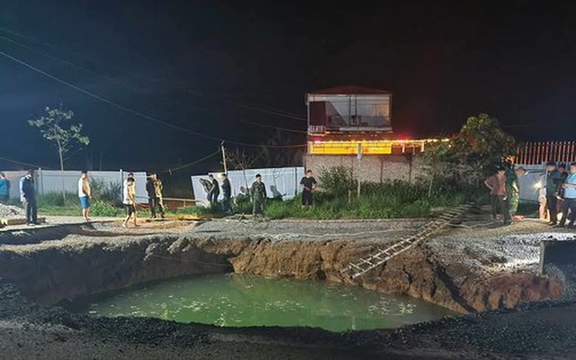 Tìm kiếm người và xe nghi rơi xuống 'hố tử thần' ngập nước ở Bắc Kạn