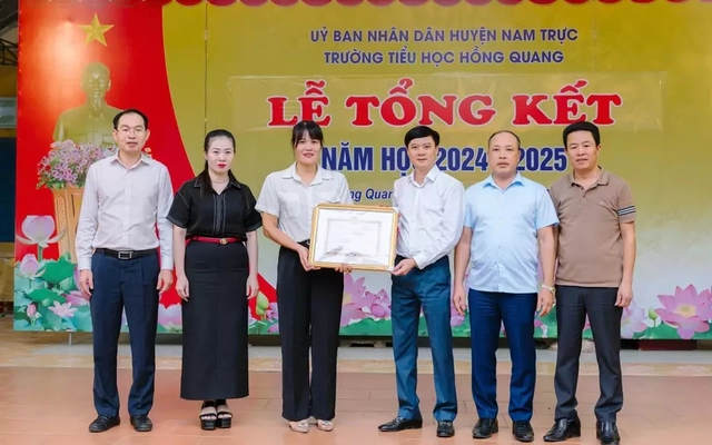 Khen thưởng cô giáo Nam Định dũng cảm nhảy sông cứu người