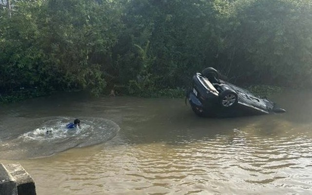 Ô tô lao xuống sông, bé 30 tháng tuổi và ông ngoại thoát chết thần kỳ