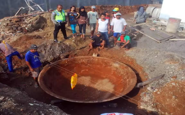 Đào móng xây nhà, người dân phát hiện vật lạ sâu lòng khổng lồ nặng 1 tấn, công trường dừng thi công gấp, báu vật quý lộ diện