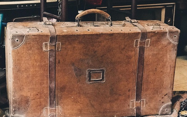 Mua vali cũ, người đàn ông "sốc nặng" khi nhìn thấy thứ bên trong