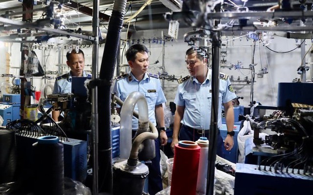 Phát hiện xưởng sản xuất hàng chục nghìn đôi tất giả tại La Phù, Hà Nội