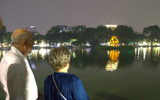 Tổng thống Hungary và Phu nhân nắm tay dạo phố Hà Nội