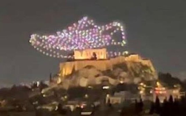 Hy Lạp kiện Adidas vì dùng drone trình chiếu hình đôi giày lên bầu trời