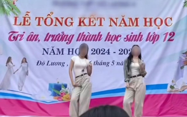 Gần 8 triệu lượt xem và tranh luận về màn nhảy nhạc TikTok lắc hông của 2 nữ sinh trong lễ bế giảng