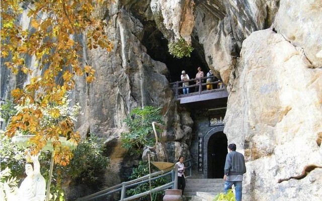 Phát hiện ngôi chùa ẩn sâu trong hang đá, cách Hà Nội hơn 100km, đang nổi tiếng nhờ vị sư thầy này