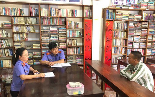 Một phạm nhân treo cổ tự sát