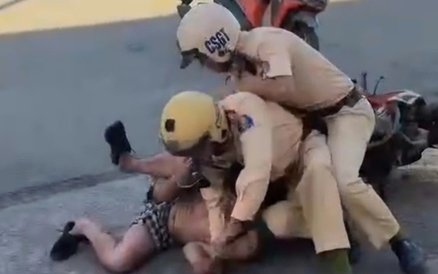 Khoảnh khắc công an khống chế người đàn ông đi xe máy cầm rựa "múa" trên phố