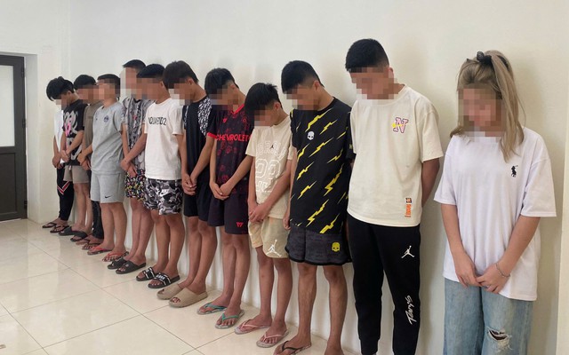 Bạn gái bị trêu ghẹo, nhóm thanh thiếu niên đánh hội đồng khiến 2 người gục giữa đường