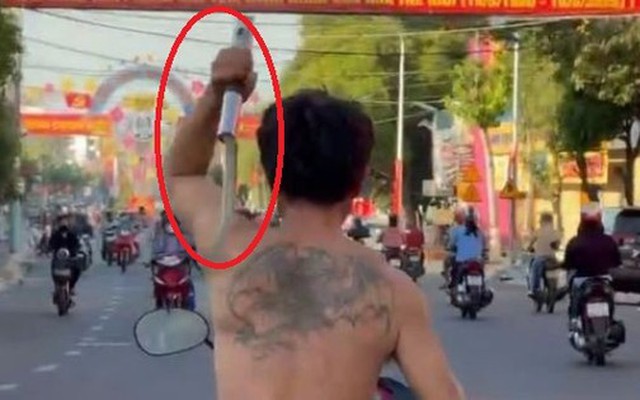 Tin mới nhất vụ người đàn ông chạy xe máy múa rựa trên đường gây náo loạn