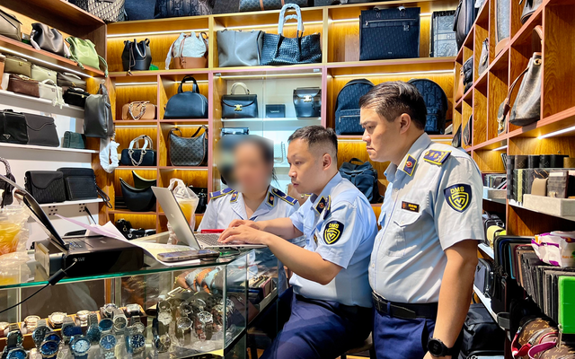 6 tổ công tác bất ngờ ập vào kiểm tra, lật tẩy hàng loạt "bí mật" tại Saigon Square