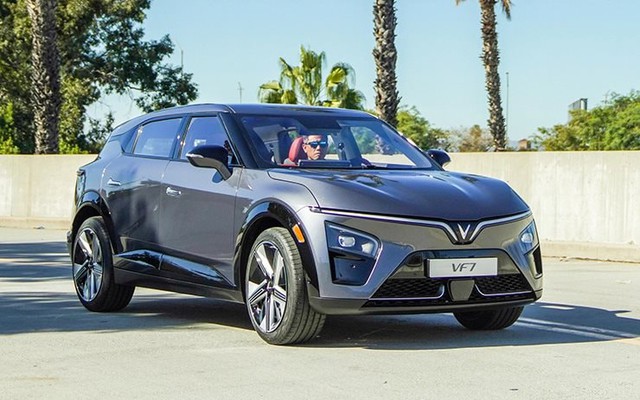 VinFast chính thức lên tiếng về thông tin xe VF 7 tự động hạ kính khi trời mưa