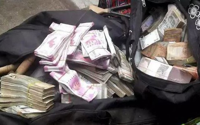 Đi gửi tiền, người đàn ông sốc nặng khi phát hiện 304 triệu đồng tiền mặt gần máy ATM