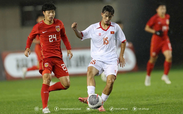 Báo Trung Quốc thừa nhận cầu thủ đội nhà hoảng loạn, so sánh bàn thắng của tuyển Việt Nam với Ronaldinho