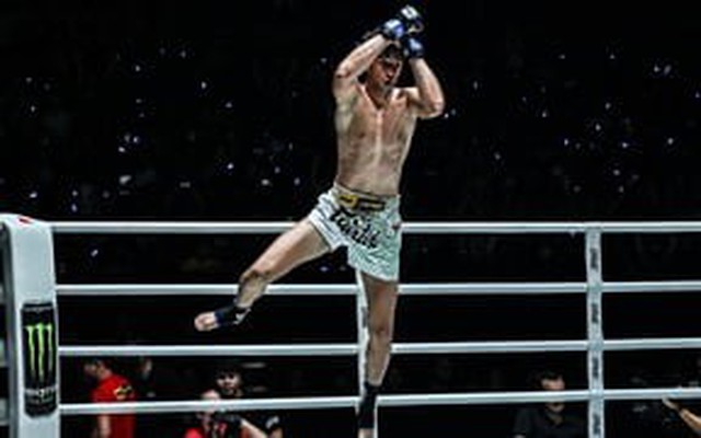 Cận cảnh võ sĩ muay Thái lên gối hạ gục đối thủ, nhảy 'siu' như Ronaldo