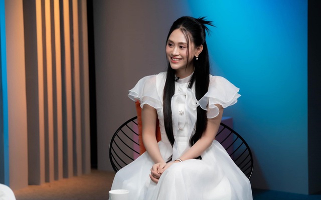 Nữ ca sĩ Việt đi nhậu, đòi xóa clip đàn ông nắm tay: “Tôi không biết chơi bời gì”