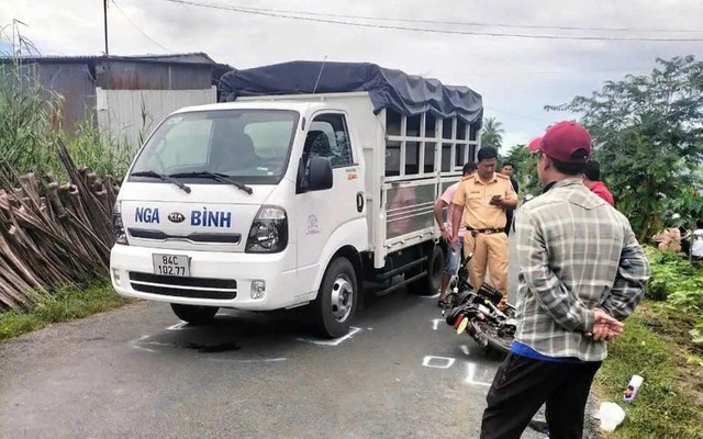 Vụ cha bắn tài xế cán tử vong con mình: Mẹ nữ sinh làm việc với công an