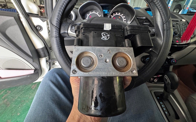 Xe Ford Fiesta hỏng hộp ABS, chi phí thay đắt đỏ