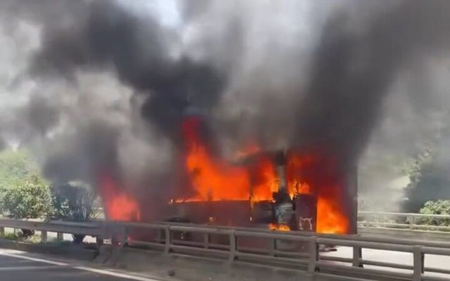 Hiện trường chiếc xe tang bất ngờ cháy dữ dội trên cao tốc