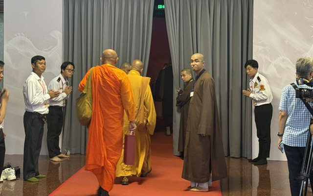 Những đại biểu đầu tiên được chiêm bái Xá lợi trái tim Bồ tát Thích Quảng Đức tại Việt Nam Quốc Tự