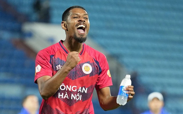 Ghi bàn thắng sau 8 năm chờ đợi, cầu thủ vừa hoàn tất thủ tục nhập tịch “đặt vé” lên tuyển Việt Nam