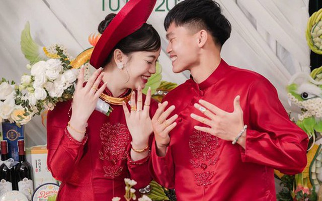 Vợ Hồ Văn Cường khoe vàng đeo trĩu cổ, nặng tay trong lễ ăn hỏi