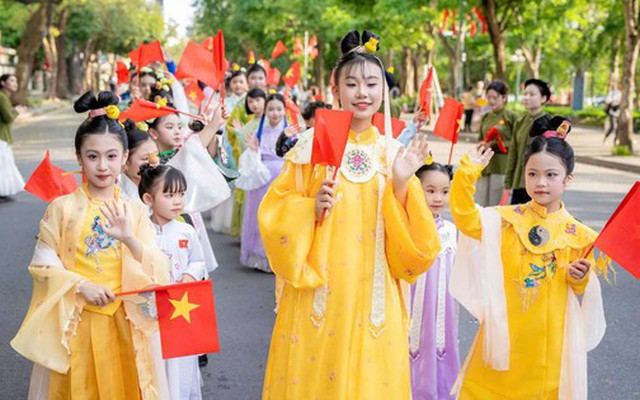 Dàn mẫu nhí chuyên nghiệp và khiếm thính gây ấn tượng tại sự kiện "Hoa Tháng Năm"