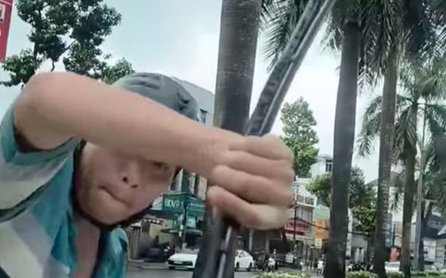 Người đàn ông chặn đầu ô tô giữa đường, bẻ cần gạt mưa