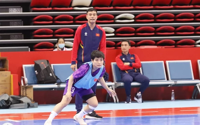 HLV Nguyễn Đình Hoàng tự tin đội tuyển futsal nữ Việt Nam sẽ thắng ở trận ra quân