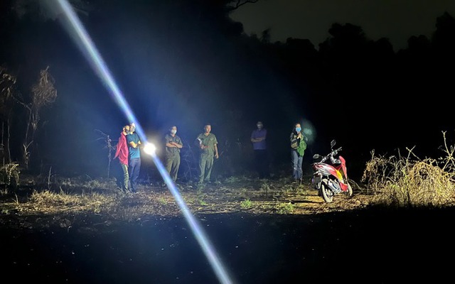 Điều tra nguyên nhân người đàn ông tử vong trong tư thế quỳ gối giữa rừng ở Bình Dương