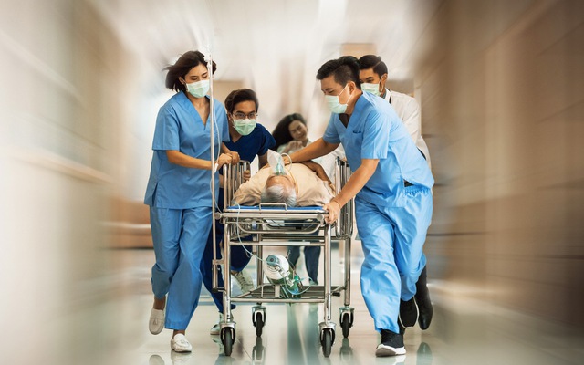 Bệnh nhân tha thiết xin "thanh toán sau" nhưng mổ xong biến mất: Bác sĩ thở dài, móc túi đền bệnh viện