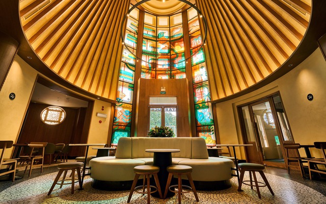 Cửa hàng Starbucks siêu đặc biệt tại Hà Nội: Trần nhà mô phỏng nón lá, đường cong Hồ Gươm uyển chuyển