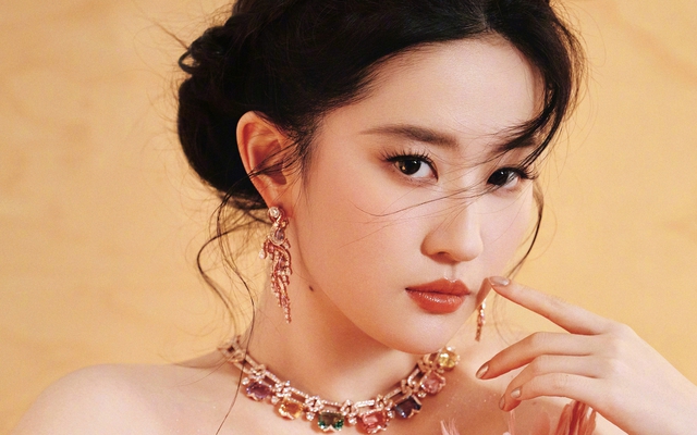 Lưu Diệc Phi lộ nhân cách thật khi bị người khác vạch trần thói phông bạt ngay trên sóng trực tiếp