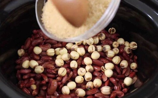 Cứ sang hè mẹ lại nấu cháo đậu đen kèm hạt sen giục con ăn, 30 năm sau tôi mới xúc động hiểu tại sao